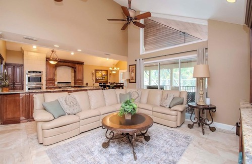 Lake Tarpon Estates House | EXECUTIVE LAKEHOME 6BR Screened Pool Home, 2 Kitchens to entertain, 2 laundrys