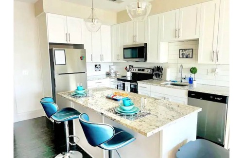 Clayton-Tamm Apartment | Executive Level Suite w/ Free Garage Parking (519)