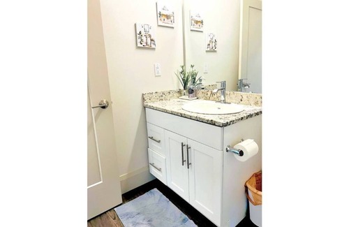 Clayton-Tamm Apartment | Executive Level Suite w/ Free Garage Parking (519)