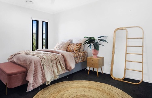 Maroochydore House | Executive modern waterfront house