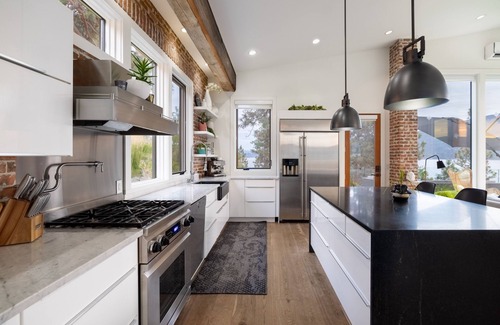 Central Okanagan House | Executive, private, lake-view home that is 1 hour to Silver Star and Big White