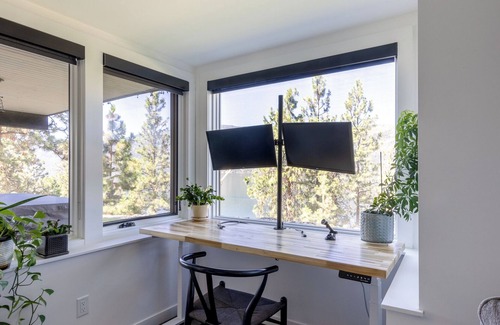 Central Okanagan House | Executive, private, lake-view home that is 1 hour to Silver Star and Big White