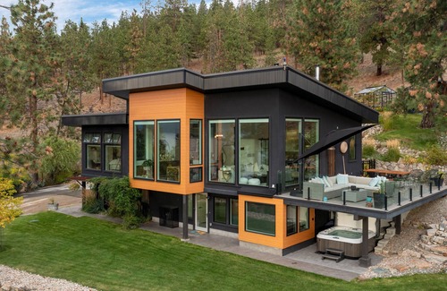 Central Okanagan House | Executive, private, lake-view home that is 1 hour to Silver Star and Big White