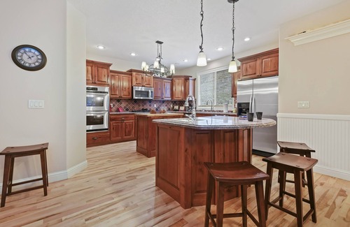 Eagle House | Executive residence in Eagle, Idaho! Perfect for family gatherings!