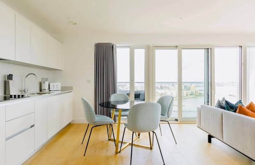 Woolwich Apartment | Executive split floor waterfront penthouse