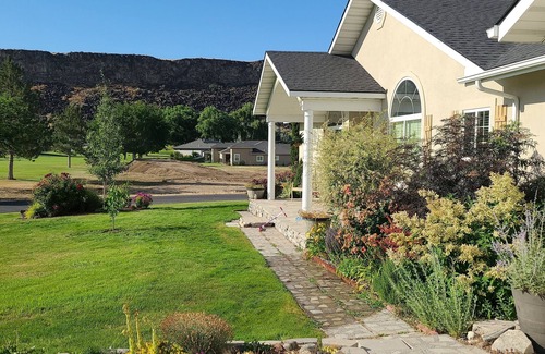 Buhl House | Executive Stay, Golf, Fish, Hike, Walk, Spacious Home, Quiet and Peaceful