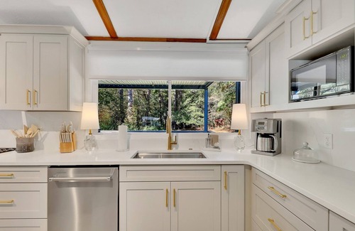 Woodstock House | Executive stay home newly remodeled 3-bed house walkable to Downtown Woodstock