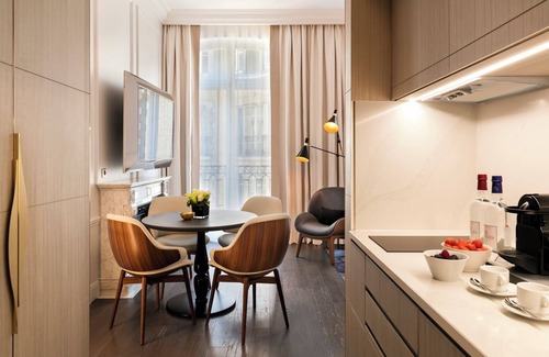 Champs-Elysees Apartment | Executive Studio With Aircon In Champs Elysees