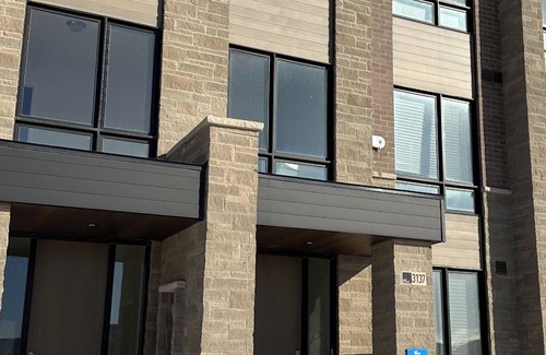 Oakville House | Executive Townhouse Oakville, this stylish new home is perfect for group trips.