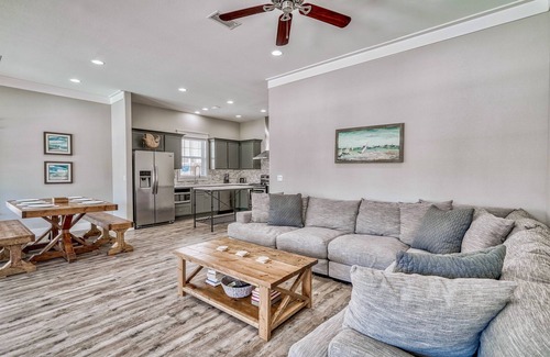 Miramar Beach House | exhale: Private heated pool, Free golf cart, 2 mins to beach, Bunk Rooms