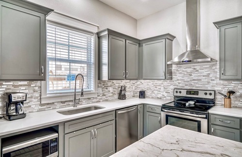 Miramar Beach House | exhale: Private heated pool, Free golf cart, 2 mins to beach, Bunk Rooms