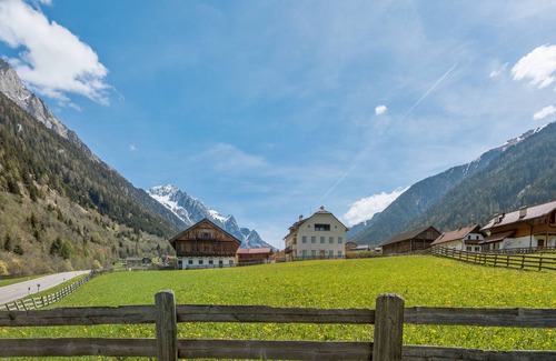 Rasun Anterselva Apartment | Exklusives Alpines Apartment Umgeben von Intakten Wiesen- und Waldlandschaften