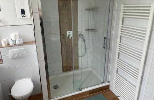 Finnentrop Apartment | Exklusives Work and Stay Apartment Nähe Olpe, Attendorn und Finnentrop 3 Schlafzimmer , Küche, Bad und Wohnzimmer