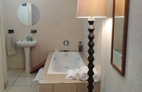 Kingsborough Apartment | Exotic cool Bluebird Guest apartment- 5 min to beach