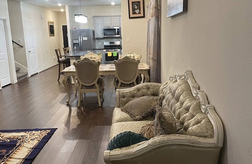 Katy House | Exotic home with access to pool , shopping and more