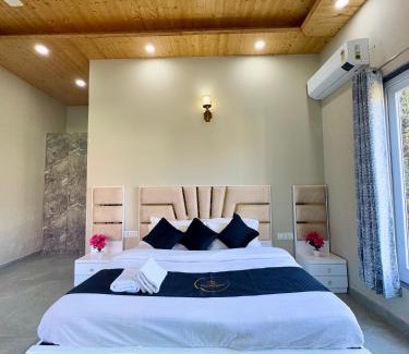 Kuthar Villa | Exotic Stays I The Corner House I Pet friendly & Serviced Villa I Open Air Lawn & Plunge Pool I Bonfire I Dance I Music I Full Party I Kasauli