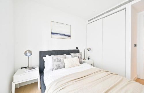 Shepherd's Bush Apartment | Exotic White City Apt -Steps to Tube, Westfield, Portobello