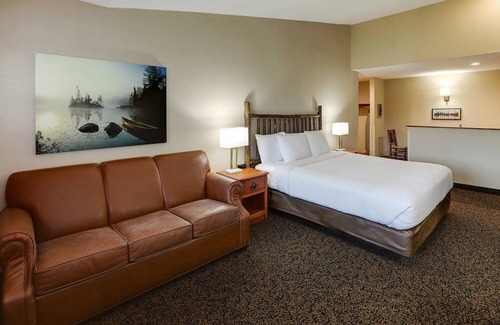 Sunnyland Hotel | Expanded King in Stoney Creek Peoria! Living Area w/Sofa Sleeper | 2 Units