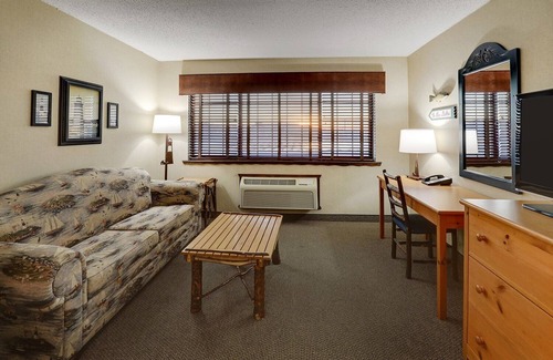 Moline Hotel | Expanded King with Sofa Bed, Stoney Creek Quad Cities, Pool