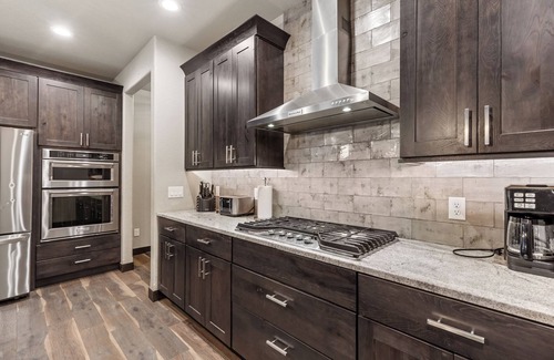 Deadwood House | Expansive 7 bedroom, 3 car garage, 2 hot tubs, paved roads, wifi & pool access