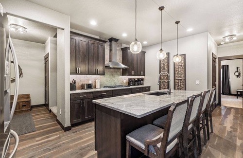 Deadwood House | Expansive 7 bedroom, 3 car garage, 2 hot tubs, paved roads, wifi & pool access