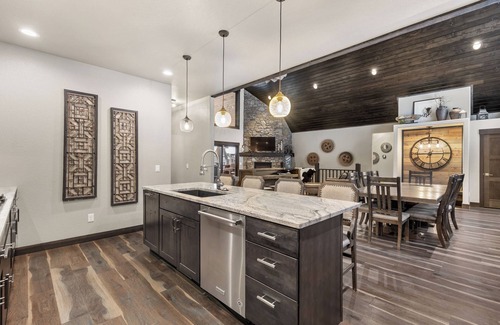 Deadwood House | Expansive 7 bedroom, 3 car garage, 2 hot tubs, paved roads, wifi & pool access