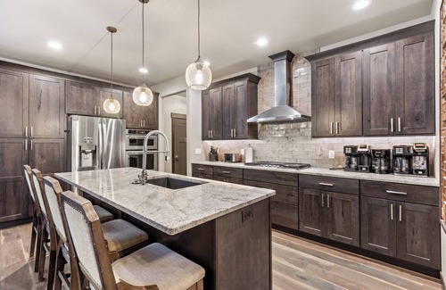 Deadwood House | Expansive 7 bedroom, 3 car garage, 2 hot tubs, paved roads, wifi & pool access