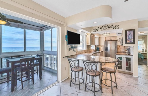 Venice Condo | Expansive Gulf Views from Balcony | San Marco on Venice with Private Beach | Heated Pool | King Bed