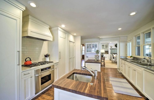 Highlands House | Expansive home, Walk to Downtown,Fiber Optic Wi-FI