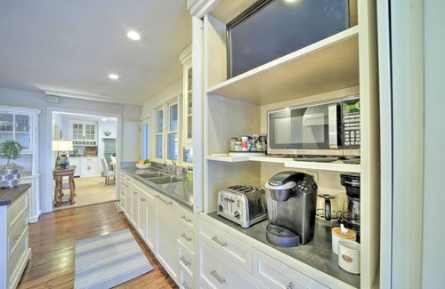 Highlands House | Expansive home, Walk to Downtown,Fiber Optic Wi-FI