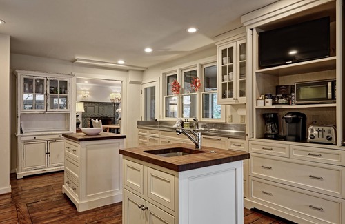 Highlands House | Expansive home, Walk to Downtown,Fiber Optic Wi-FI