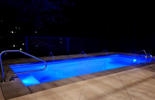 Mid America House | Expansive Lakefront Home on Lake Hamilton 3 mi to Oaklawn-HOTTUB Pool, Firepit!