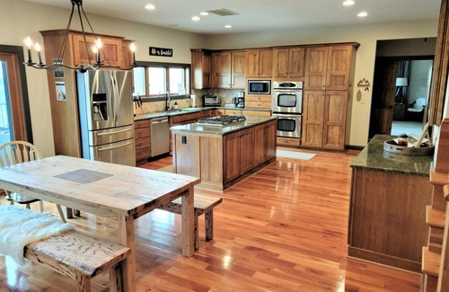 Boone Cabin | Expansive mountain views, Hot Tub, 1 mi to Blue Ridge Pkwy, Chef's Kitchen