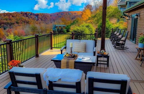 Boone Cabin | Expansive mountain views, Hot Tub, 1 mi to Blue Ridge Pkwy, Chef's Kitchen