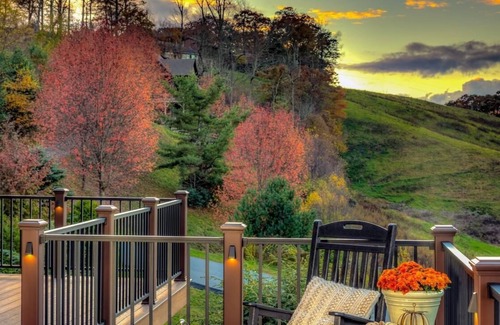 Boone Cabin | Expansive mountain views, Hot Tub, 1 mi to Blue Ridge Pkwy, Chef's Kitchen