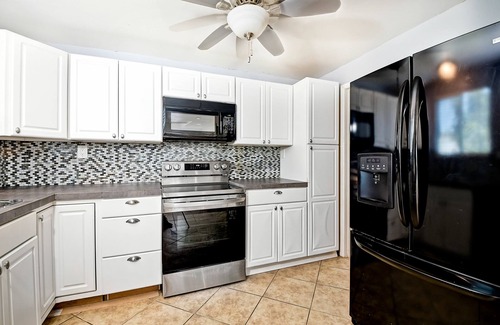 Vista House | Expansive private house, ample parking-salt water pool, 8mile to beach, sleep 20