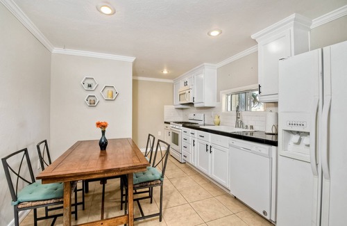 Vista House | Expansive private house, ample parking-salt water pool, 8mile to beach, sleep 20