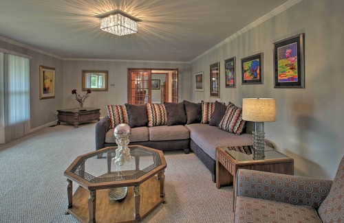 Hot Springs House | Expansive Retreat with Pool ~ 1/2 Mi to Oaklawn!