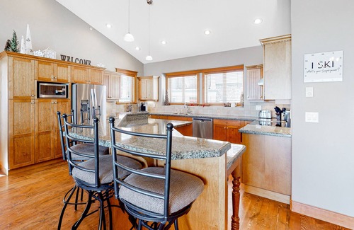 Big White Ski Resort Condo | Expansive Ski-In/Out Condo w/Private Hot Tub, Gas Fireplace, Mtn Views, Balcony