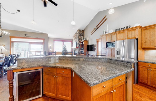 Big White Ski Resort Condo | Expansive Ski-In/Out Condo w/Private Hot Tub, Gas Fireplace, Mtn Views, Balcony