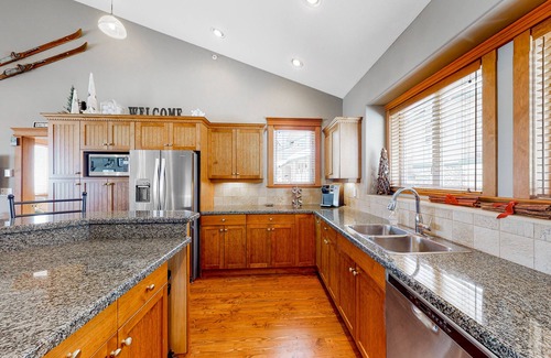 Big White Ski Resort Condo | Expansive Ski-In/Out Condo w/Private Hot Tub, Gas Fireplace, Mtn Views, Balcony