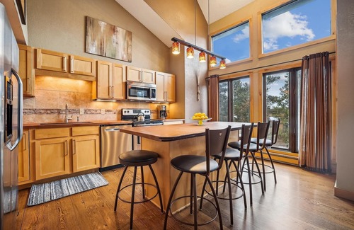 Four O'Clock Condo | Experience 4 O'Clock Lodge A16 condo in Breckenridge with mountain views and hot tub access!