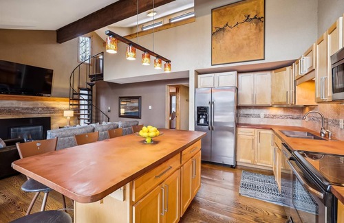 Four O'Clock Condo | Experience 4 O'Clock Lodge A16 condo in Breckenridge with mountain views and hot tub access!