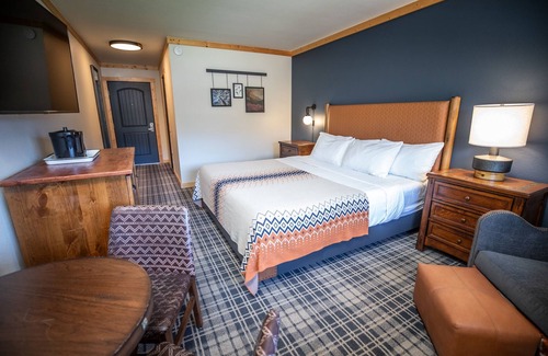 Mammoth Lakes Hotel | Experience Alpine Charm Near Mammoth Mountain, Trails & Sherwin Lake Views
