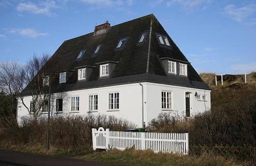 Hornum Apartment | Experience an unforgettable vacation at the Friesenstube in Hörnum! There are currently no