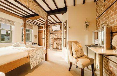 Birchington Hotel | Experience boutique comfort above The Powell pub in Birchington. Stylish en-suite rooms, luxury touches, and a vibrant pub below—perfect for business, couples, or families. Book your coastal escape today!