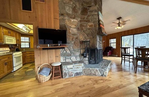 Bryson City House | Experience breathtaking mountain views at Smokey Vista Lodge