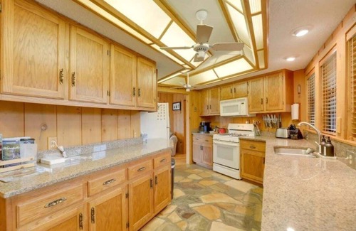 Bryson City House | Experience breathtaking mountain views at Smokey Vista Lodge