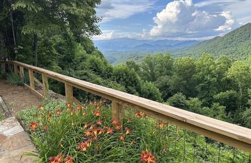 Bryson City House | Experience breathtaking mountain views at Smokey Vista Lodge