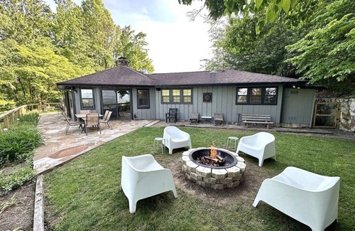 Bryson City House | Experience breathtaking mountain views at Smokey Vista Lodge